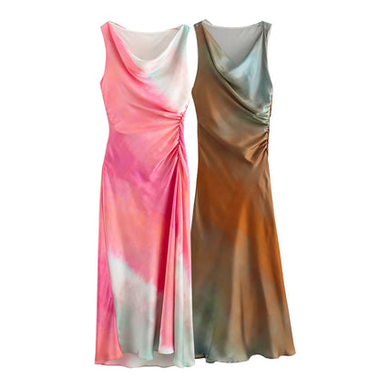 Summer women's dress with tie-dye printed satin fabric, sleeveless, pleated, fitted, and with a flared silhouette