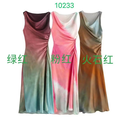 Summer women's dress with tie-dye printed satin fabric, sleeveless, pleated, fitted, and with a flared silhouette