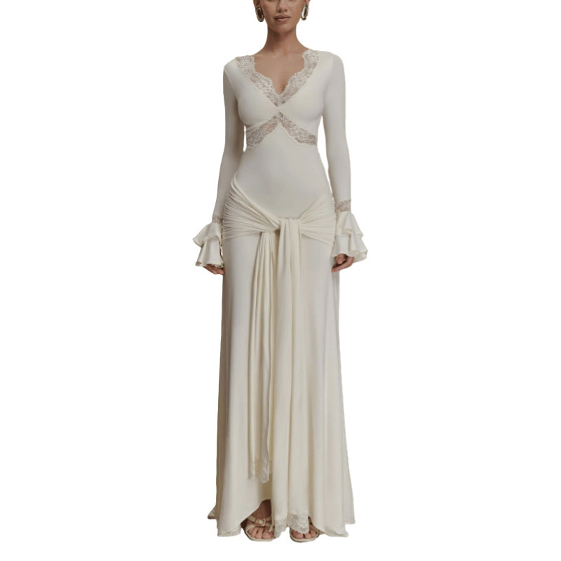 Long-sleeved dress with lace patchwork and trumpet sleeves, flowing ribbons, elegant and figure-hugging long dress for women