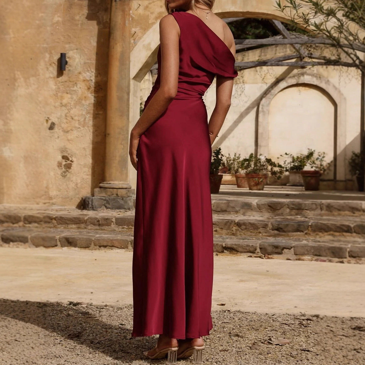 Women's fashionable asymmetric single-shoulder elegant cinched-waist French-style dress for long women's skirts with high-quality texture and luxurious feel