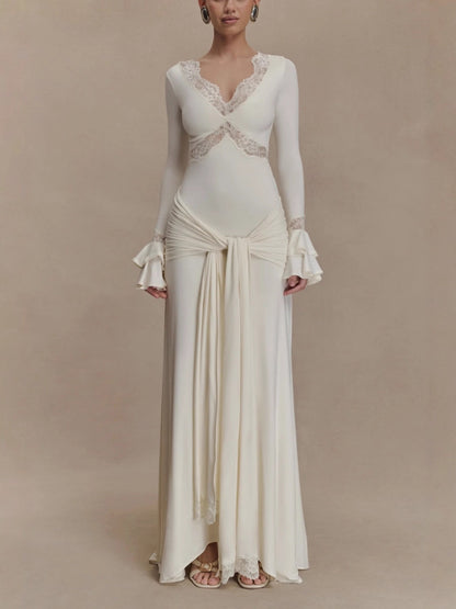 Long-sleeved dress with lace patchwork and trumpet sleeves, flowing ribbons, elegant and figure-hugging long dress for women