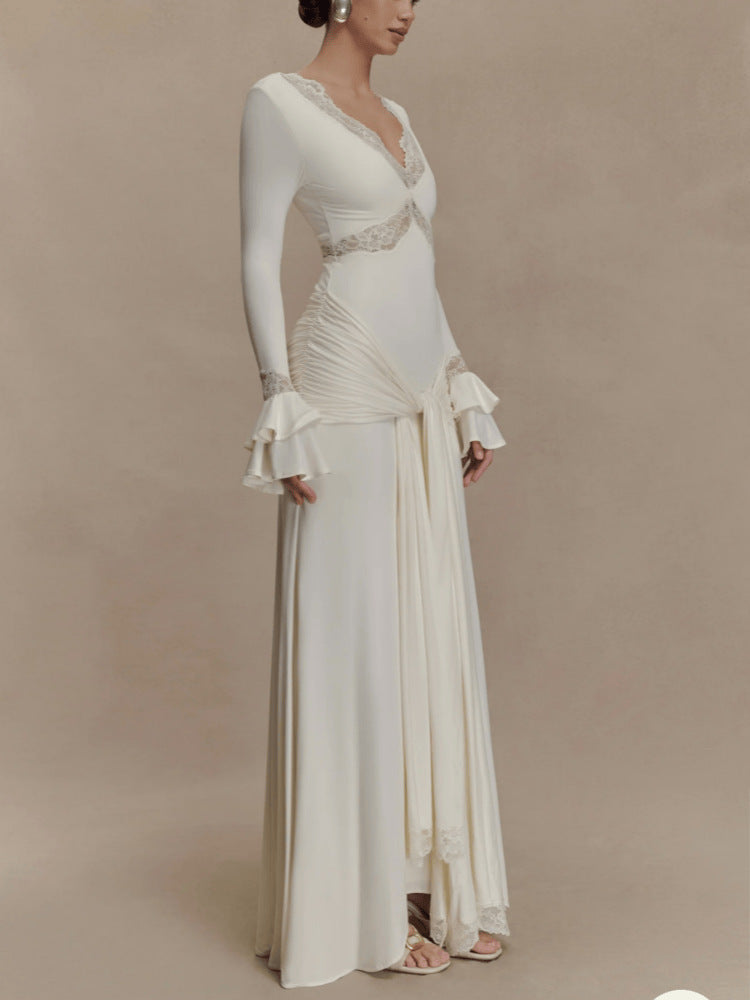 Long-sleeved dress with lace patchwork and trumpet sleeves, flowing ribbons, elegant and figure-hugging long dress for women