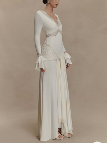 Long-sleeved dress with lace patchwork and trumpet sleeves, flowing ribbons, elegant and figure-hugging long dress for women