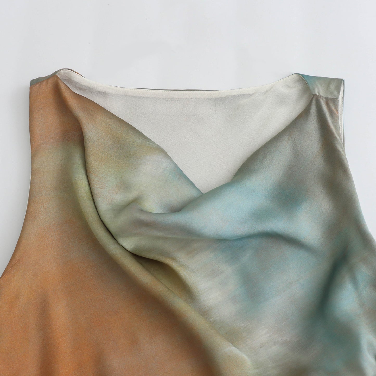 Summer women's dress with tie-dye printed satin fabric, sleeveless, pleated, fitted, and with a flared silhouette